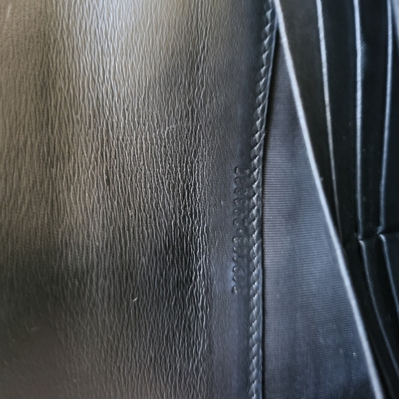 Gucci Black and Gold Emblem Leather Large Wallet - Picture 5 of 9